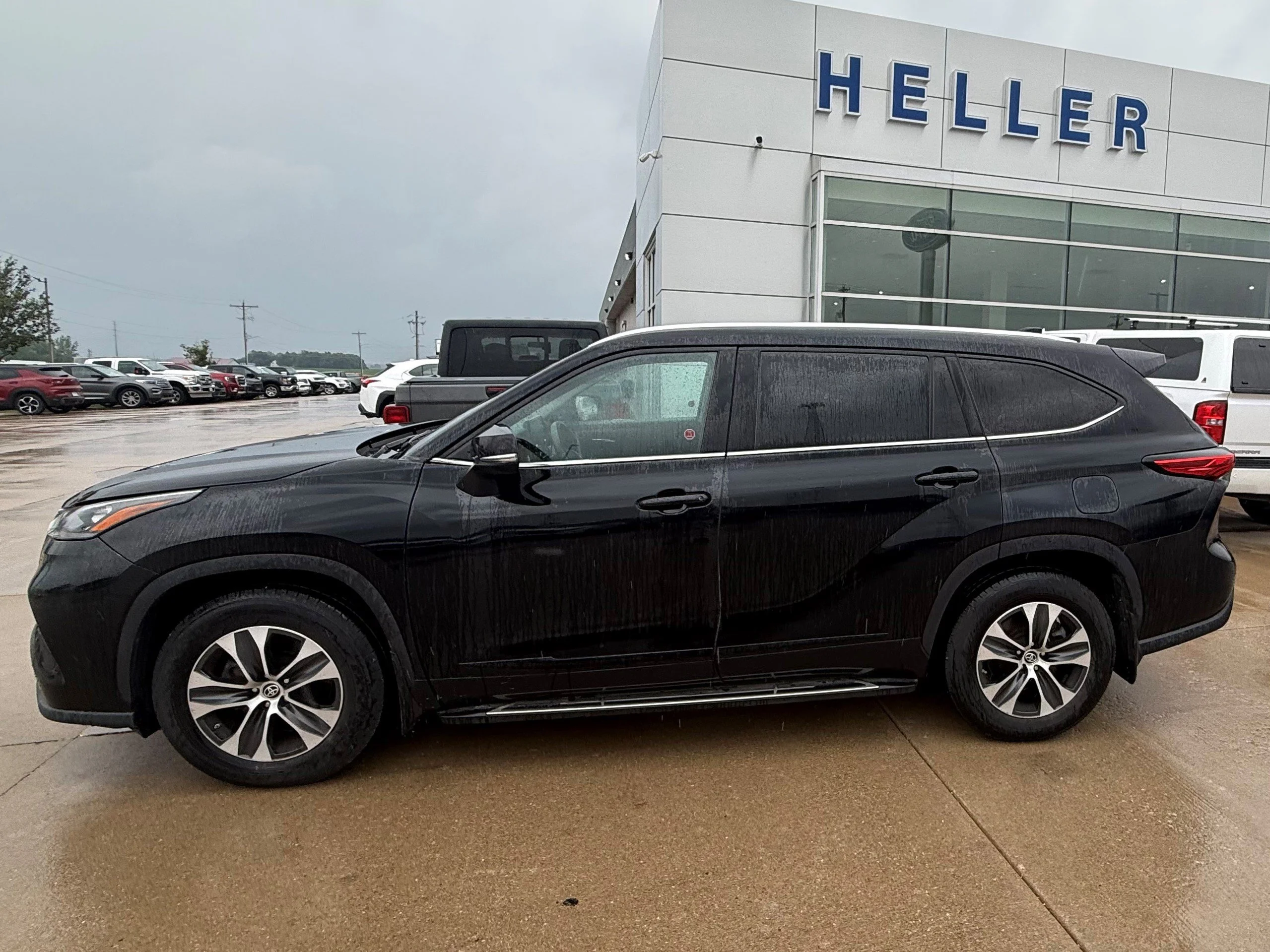 Used 2021 Black Toyota XLE image 3