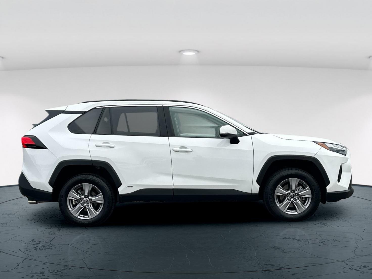 Used 2022 White Toyota XLE 4D Sport Utility image 7