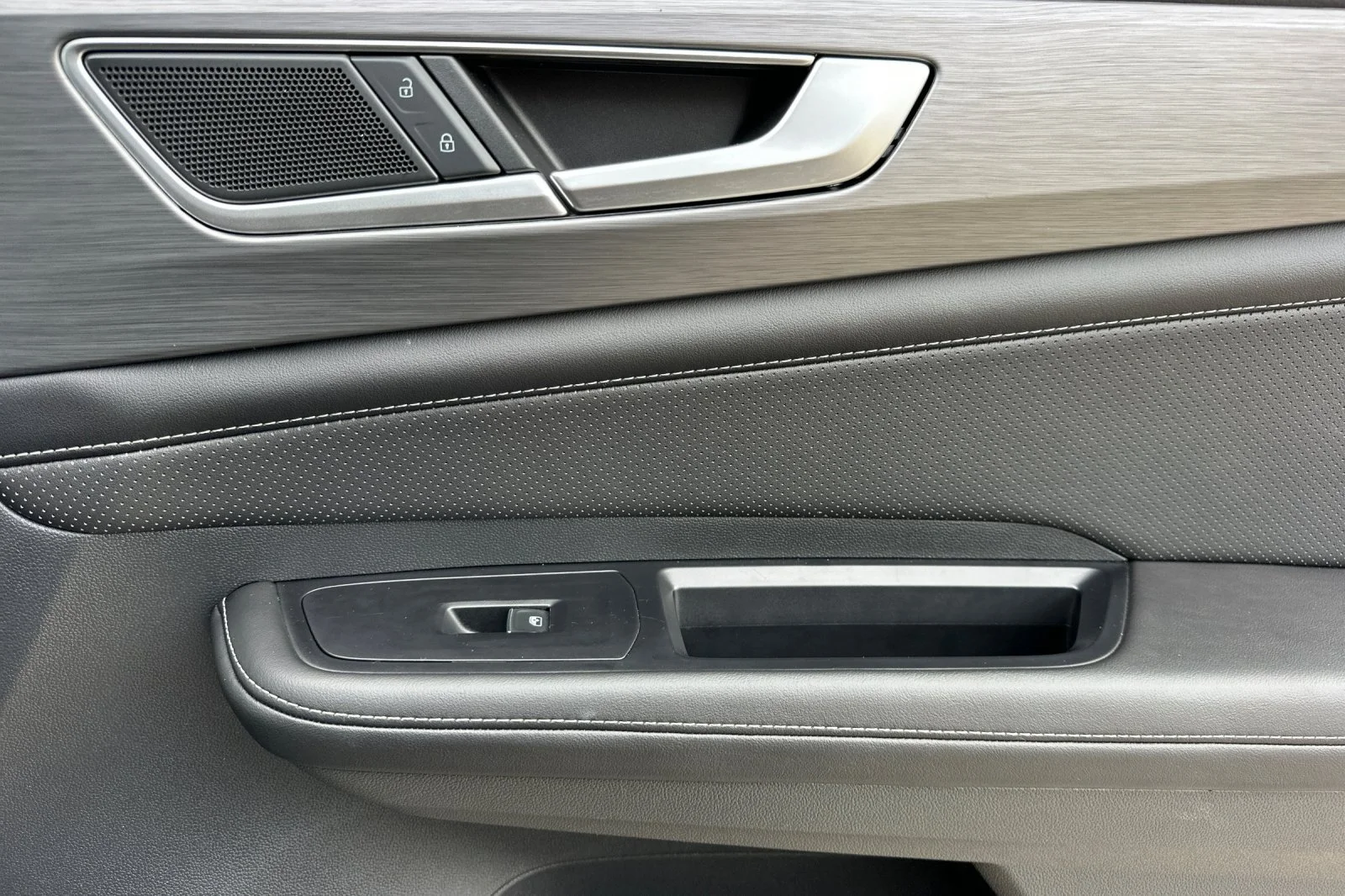 Used 2026  Volkswagen SE w/Technology image 19