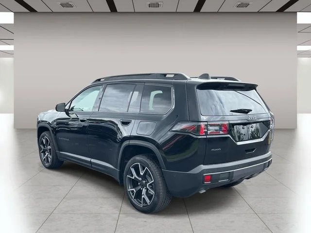New 2026 Diamond Black Crystal Pearl-Coat Exterior Paint Jeep Overland image 5