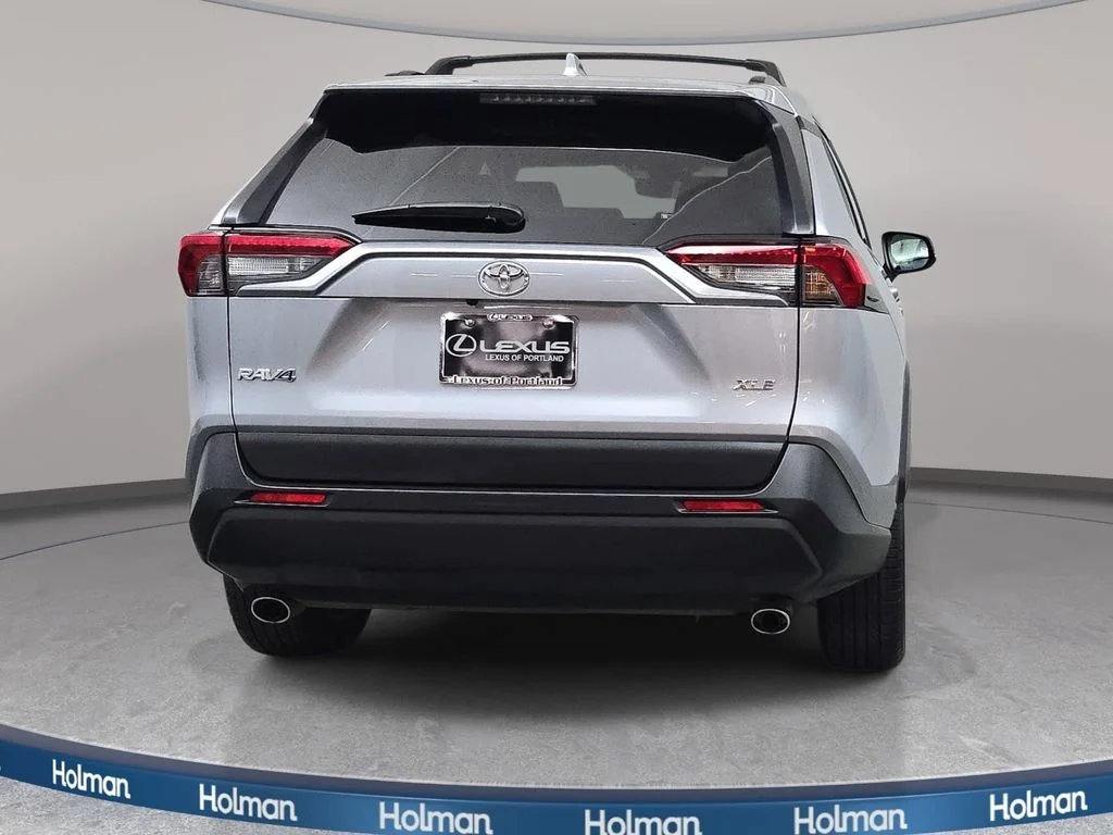 Used 2019 Silver Toyota XLE Premium image 7