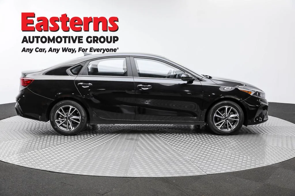 Used 2022 Black Kia LXS image 4