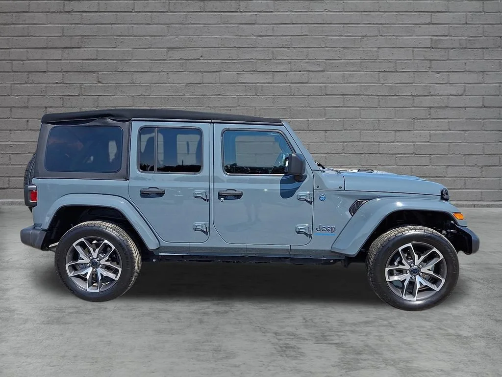 Used 2024 Anvil Clear Coat Jeep Sport S image 13