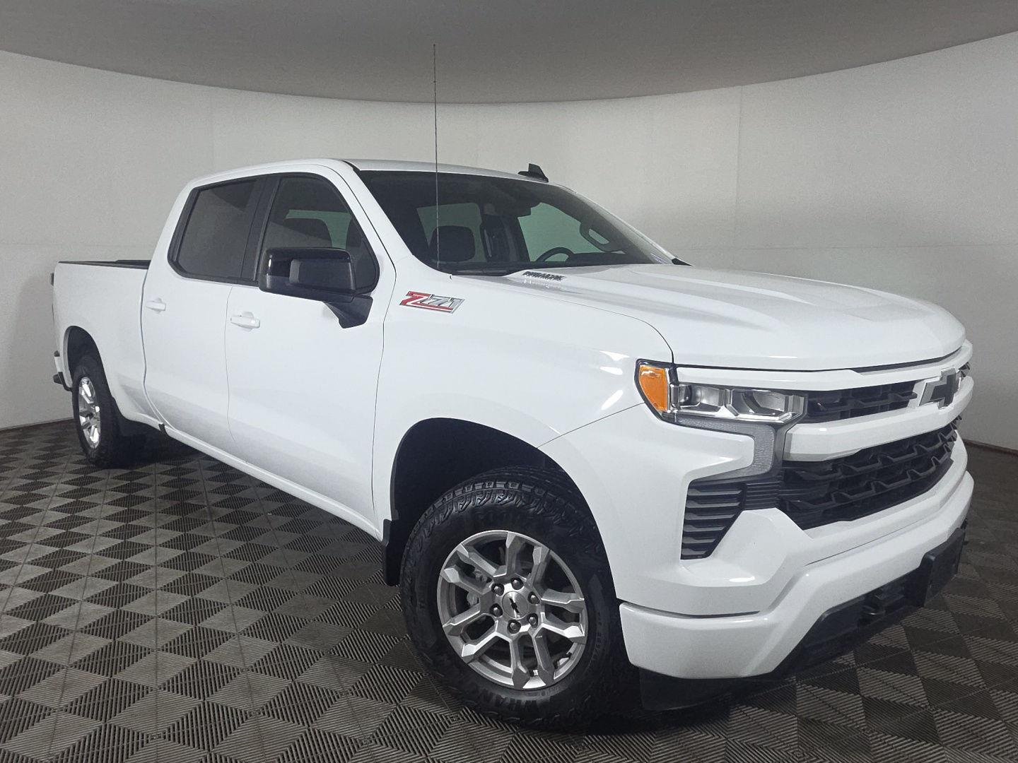 Used 2025 Summit White Chevrolet RST image 1