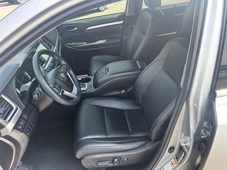 Used 2018 Celestial Silver Metallic Toyota XLE image 13