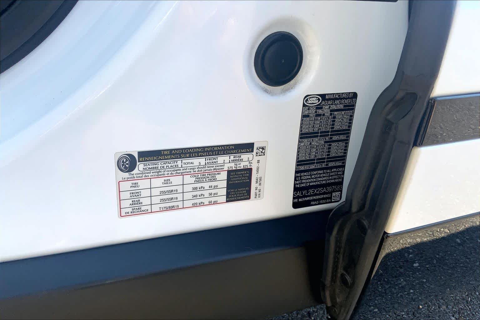 Used 2025 Ostuni Pearl White Land Rover Dynamic SE image 34