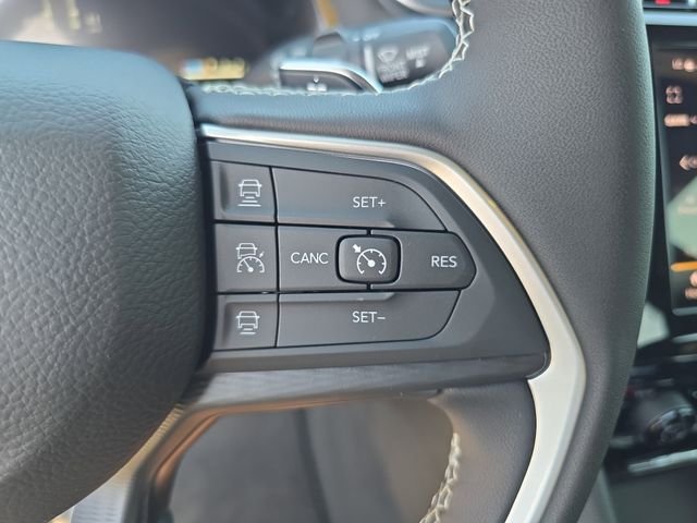 New 2026 Bright White Clear-Coat Exterior Paint Jeep Laredo X image 25