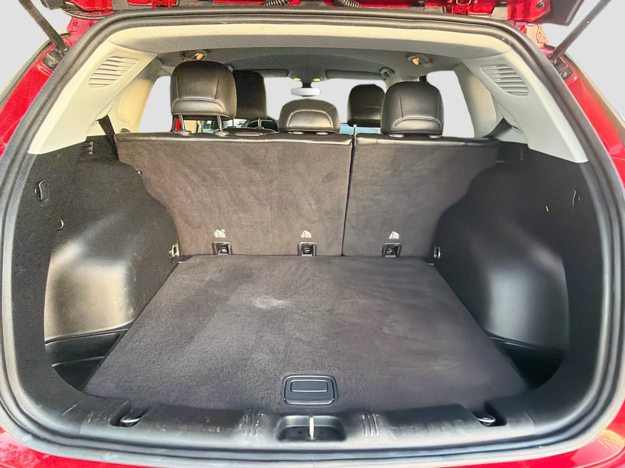 Used 2018 Redline Pearlcoat Jeep Latitude image 12