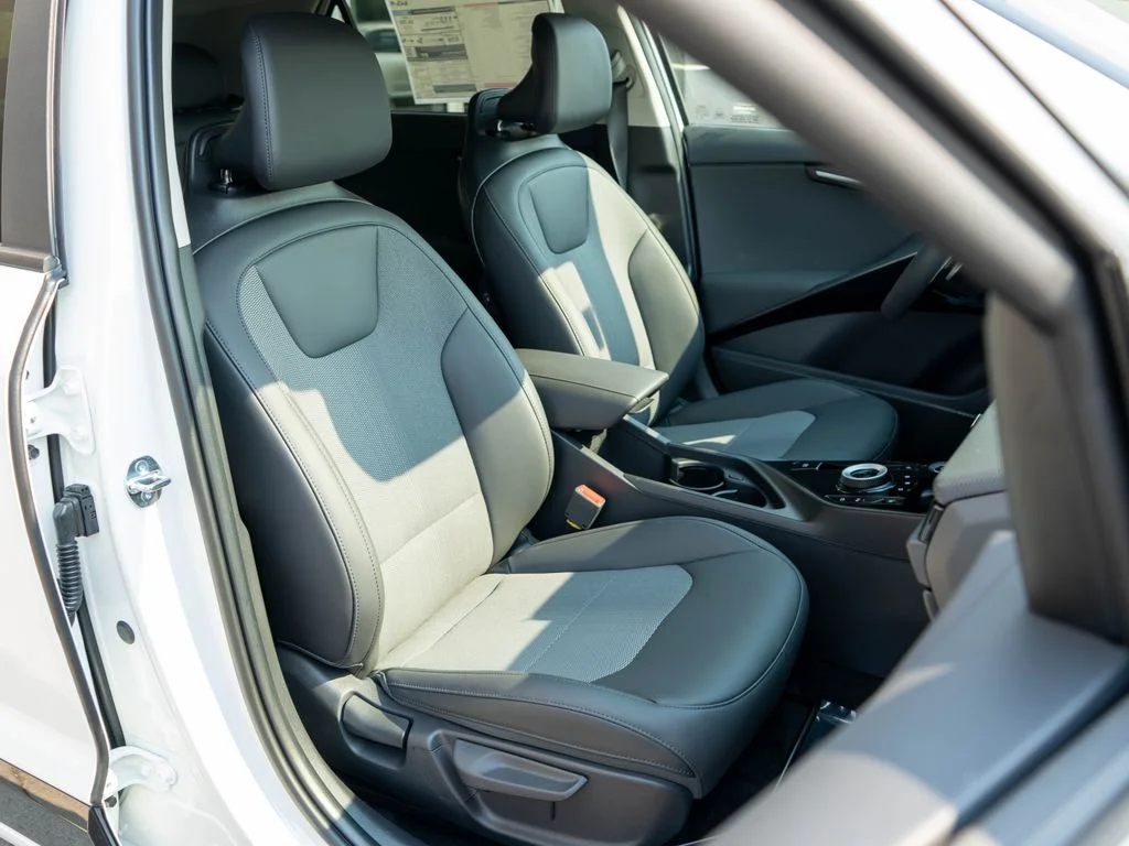 New 2026 Snow White Pearl Kia WIND image 9