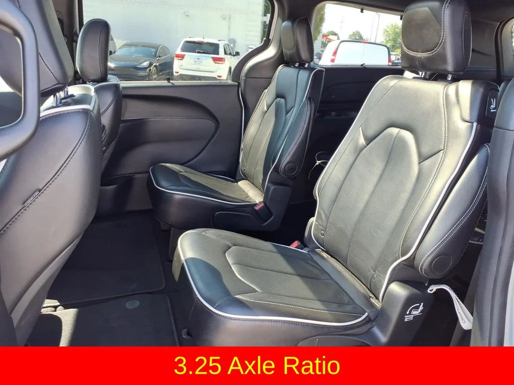 Used 2025 White Chrysler Limited image 27