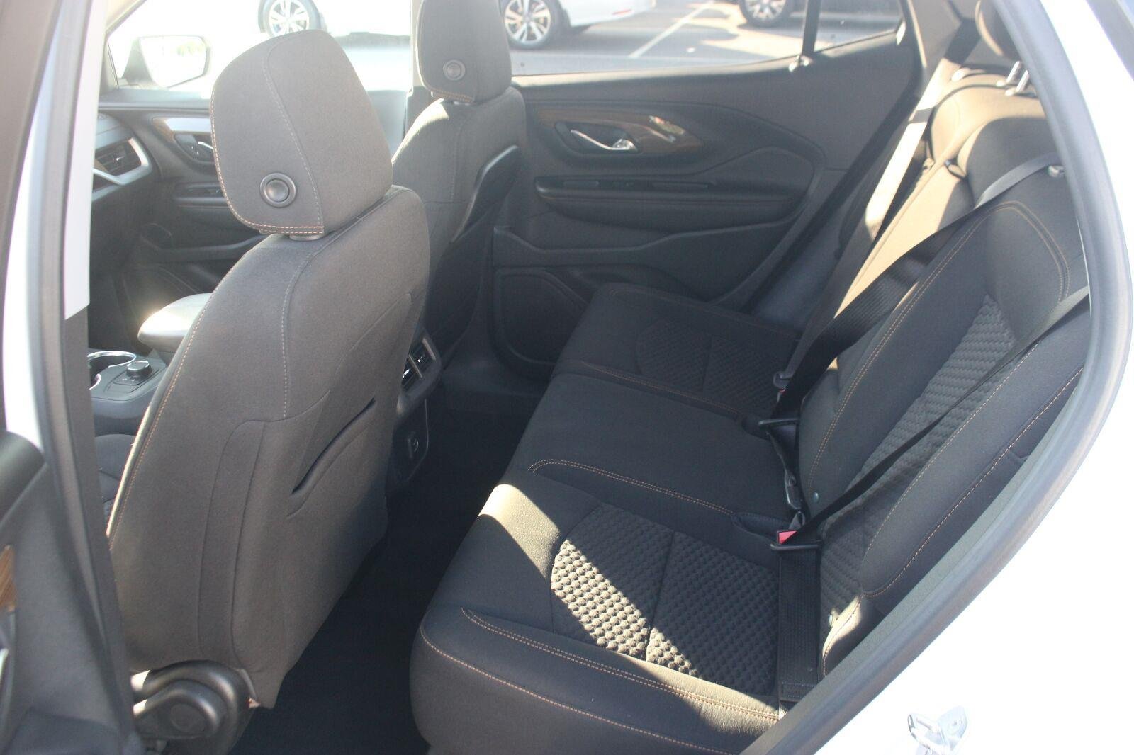 Used 2020 SUMMIT WHITE GMC SLE image 31