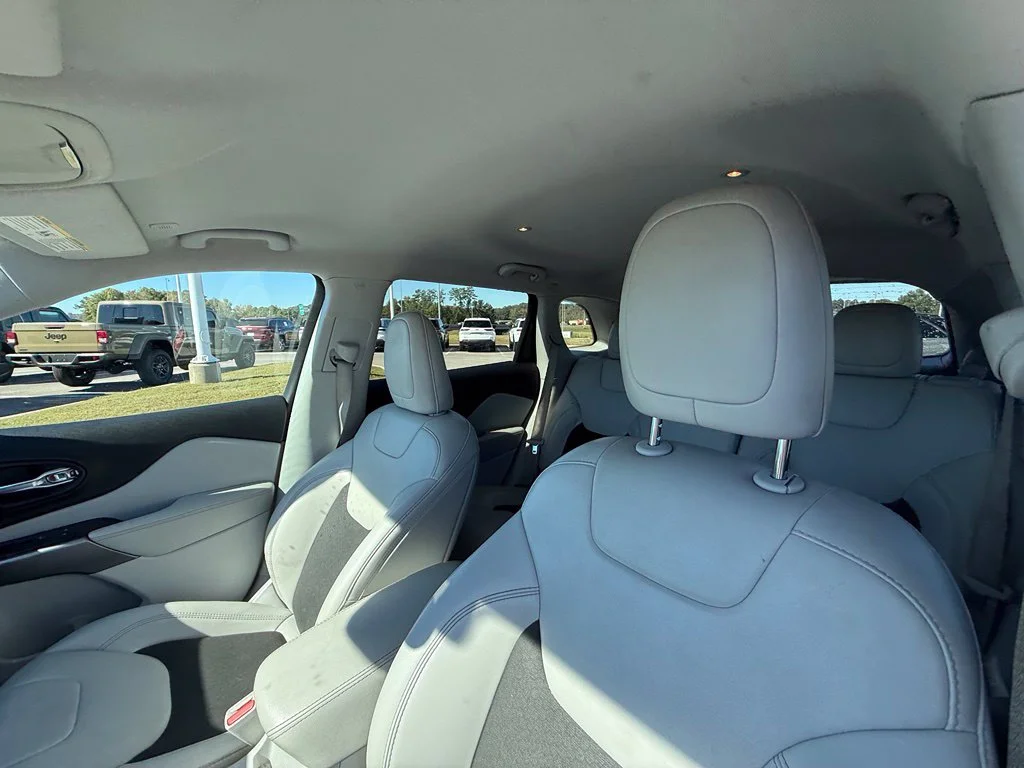 Used 2021 Red Jeep Latitude Plus image 19