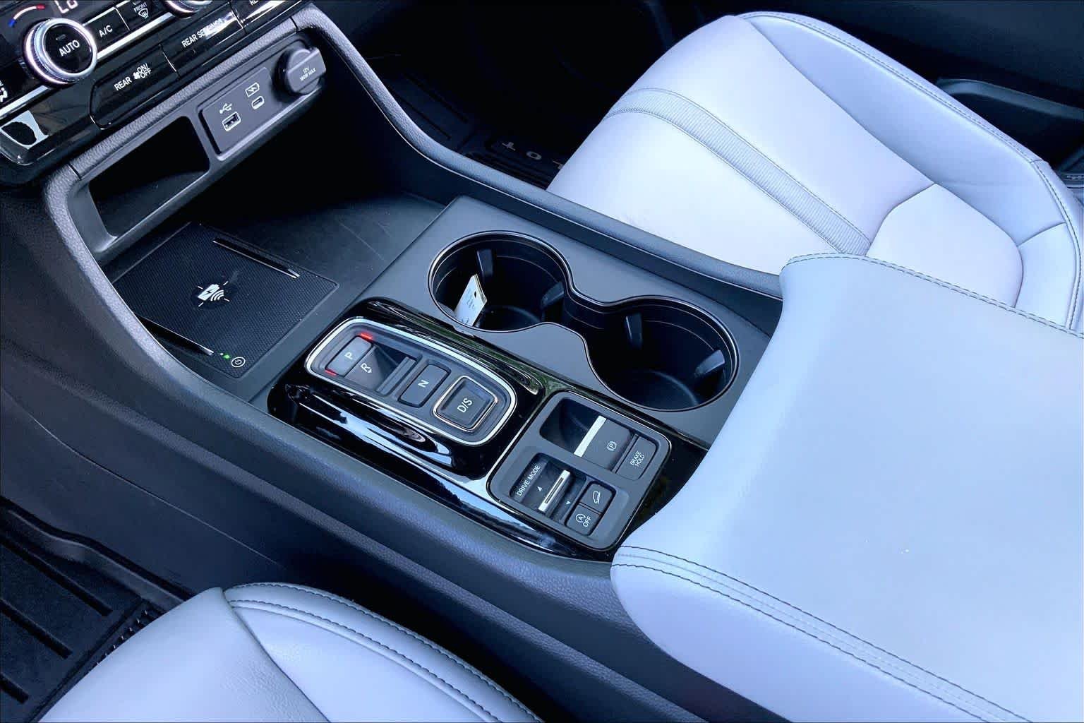 Used 2024 Lunar Silver Metallic Honda EX-L 8 Passenger image 17