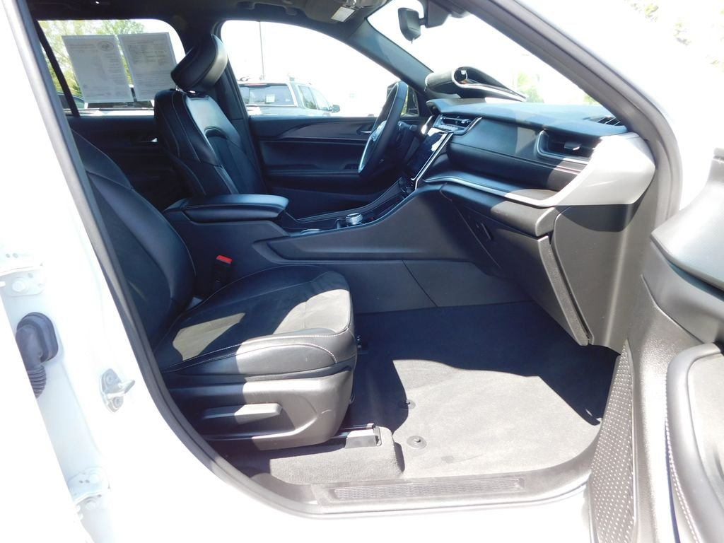 Used 2024 White Jeep Altitude image 18