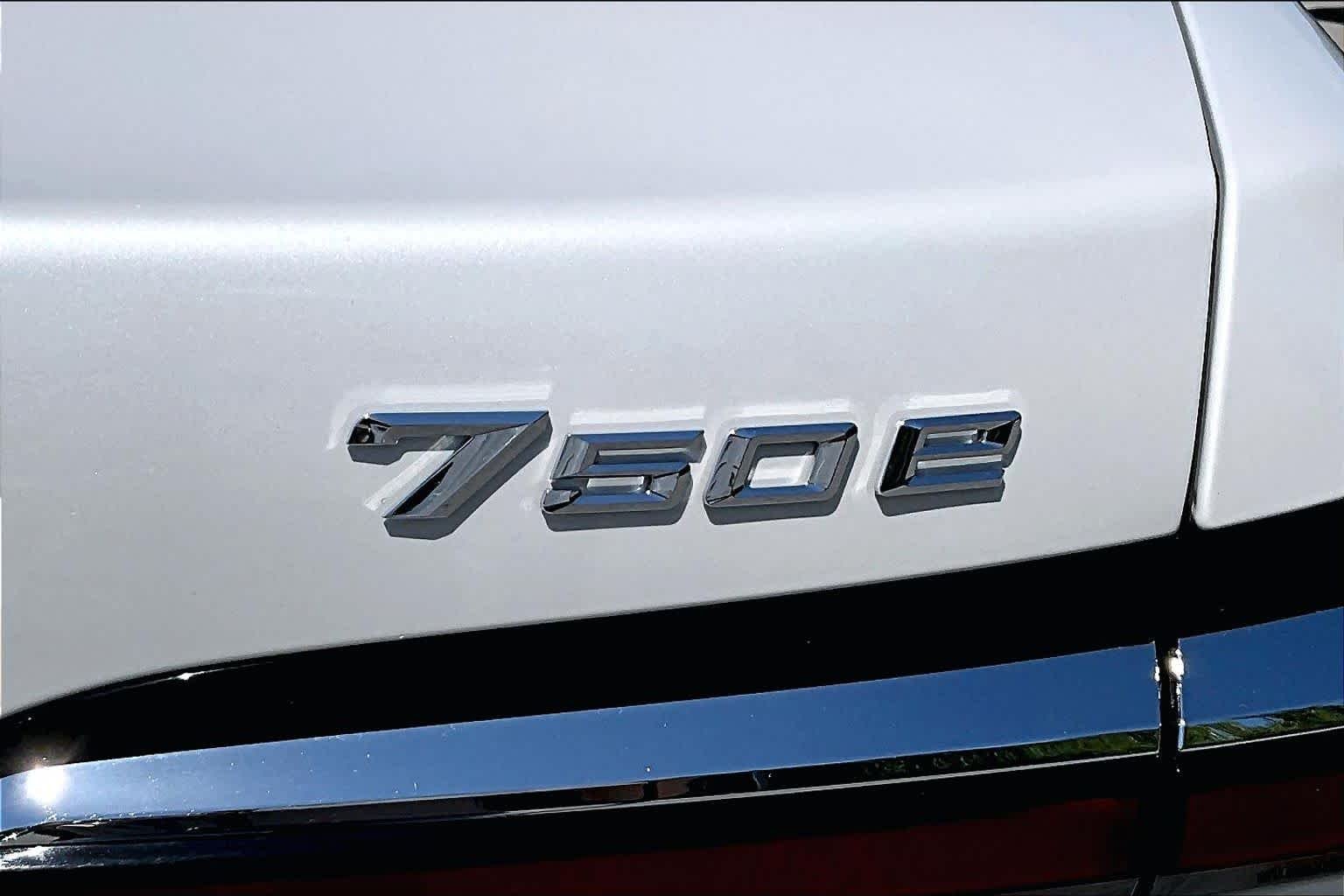 2025 BMW 7 Series 750e - Photo 32