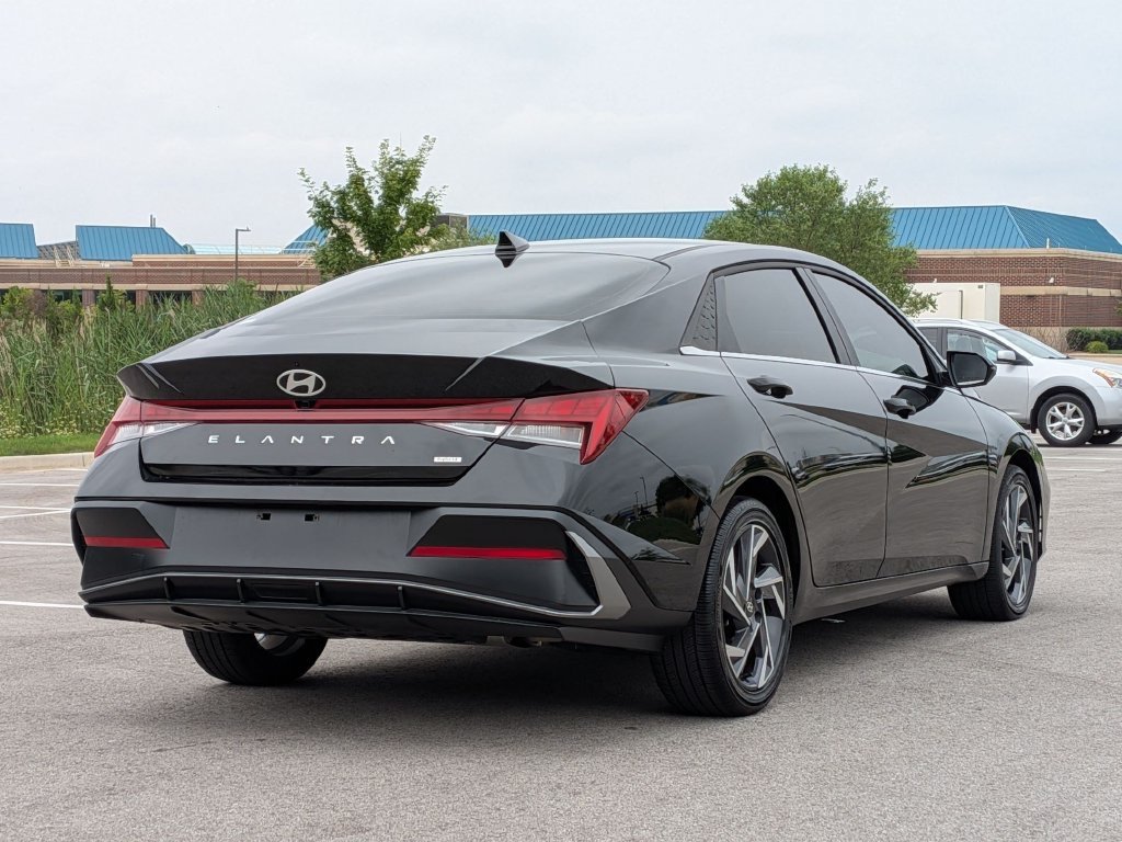 2025 Hyundai Elantra Limited - Photo 7