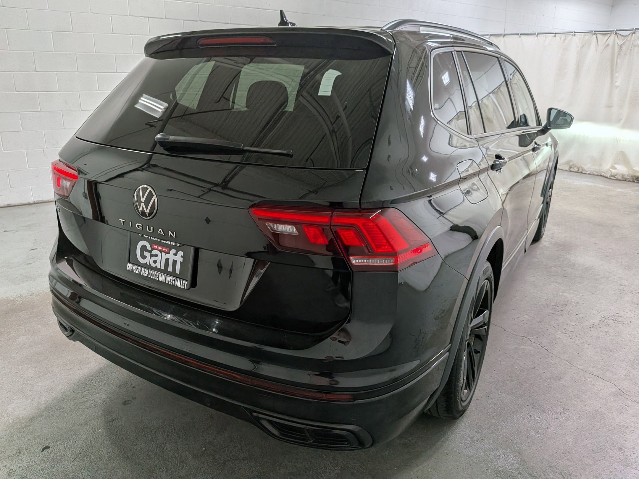 Used 2023 Deep Black Volkswagen SE R-Line Black image 4