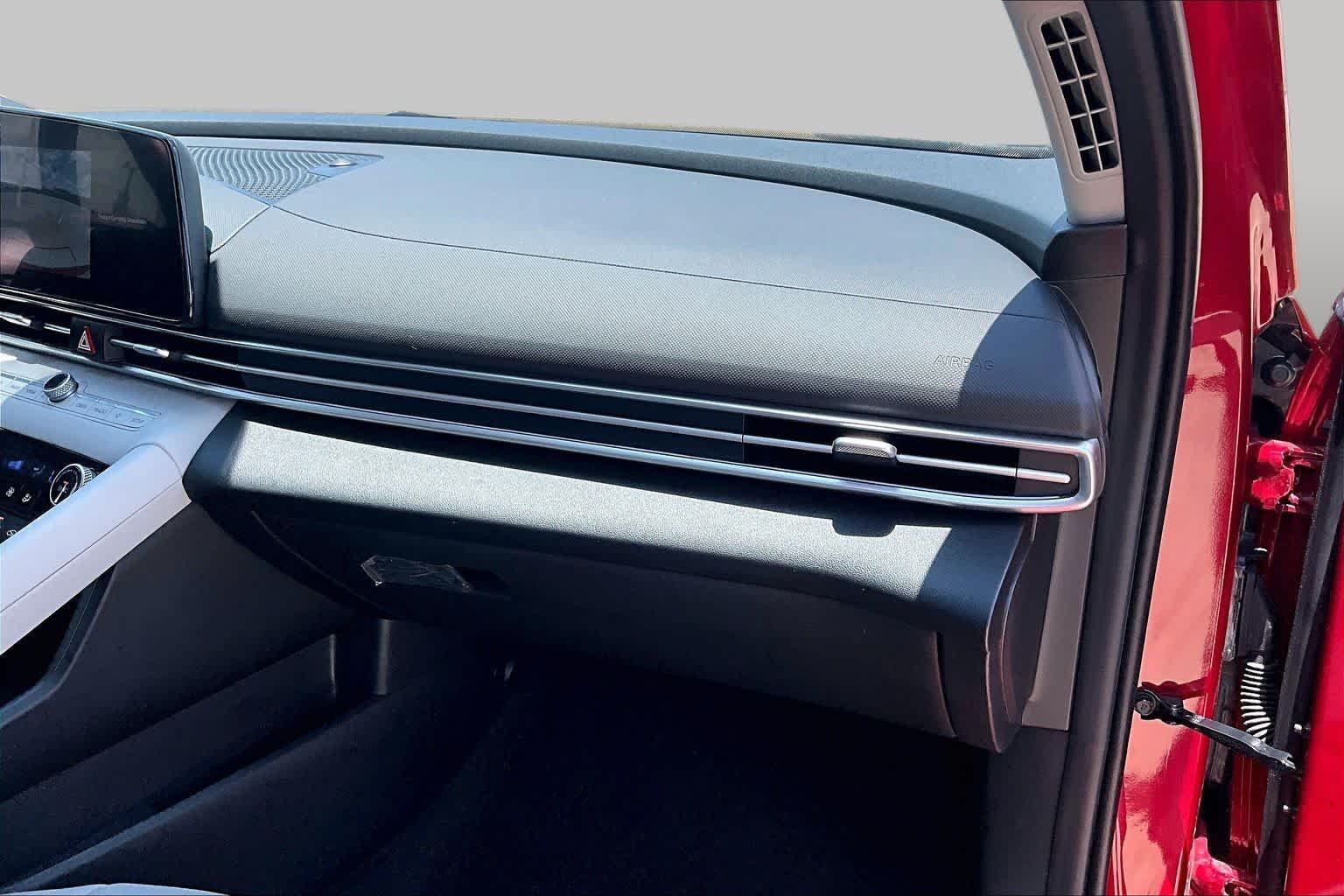 2025 Hyundai Elantra Limited - Photo 16
