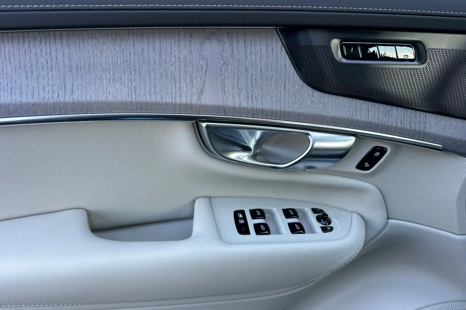 New 2026 Vapour Grey Volvo Ultra image 10