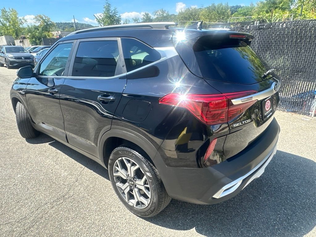 Used 2021 Black Kia EX image 4