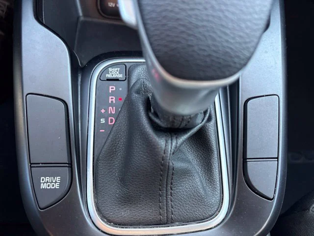 Used 2022 White Kia LX image 20