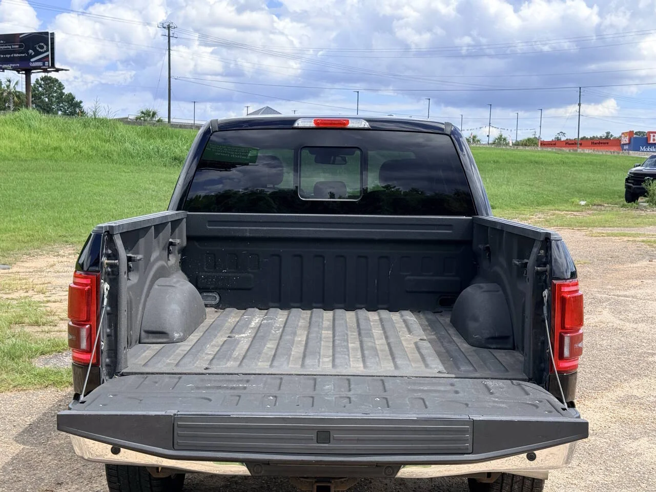 Used 2017 Black Ford Lariat 4x4 4dr SuperCrew 5.5 ft. SB image 4