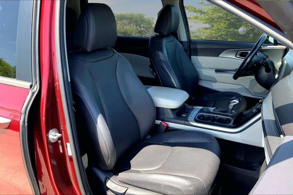 Used 2022 Red Kia LXS image 29
