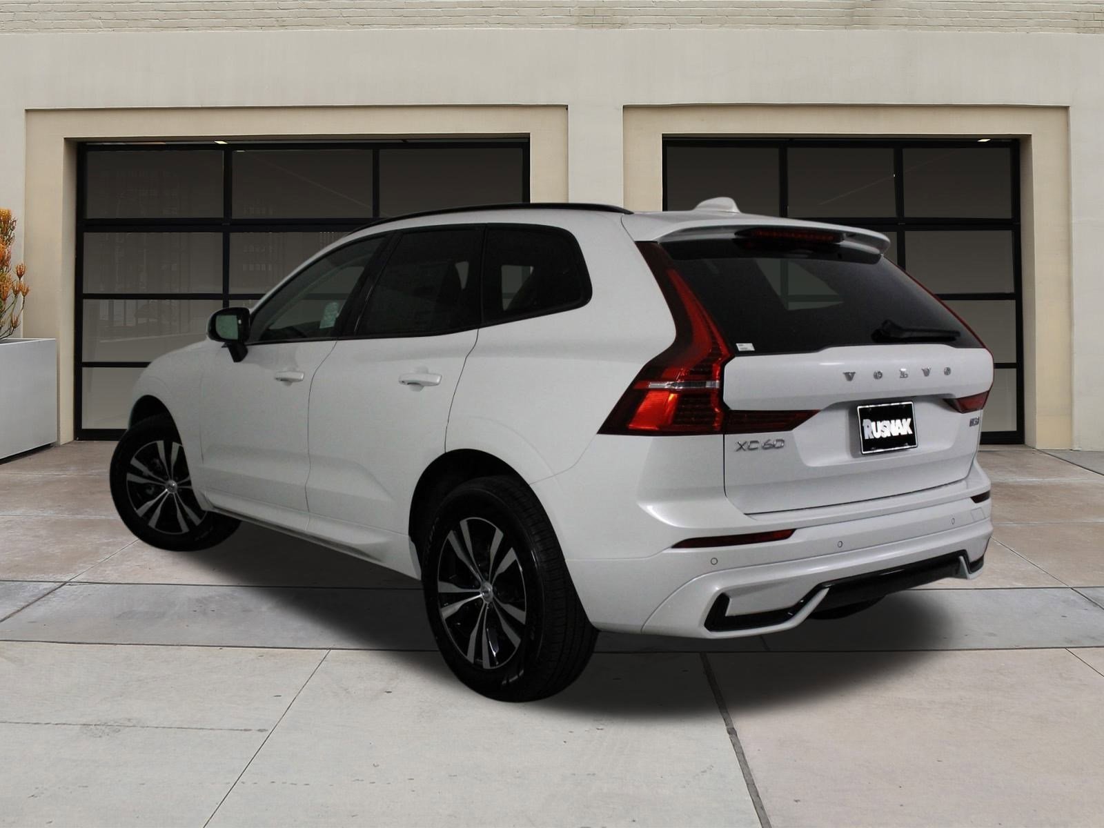 2025 Volvo XC60 B5 Core photo 3