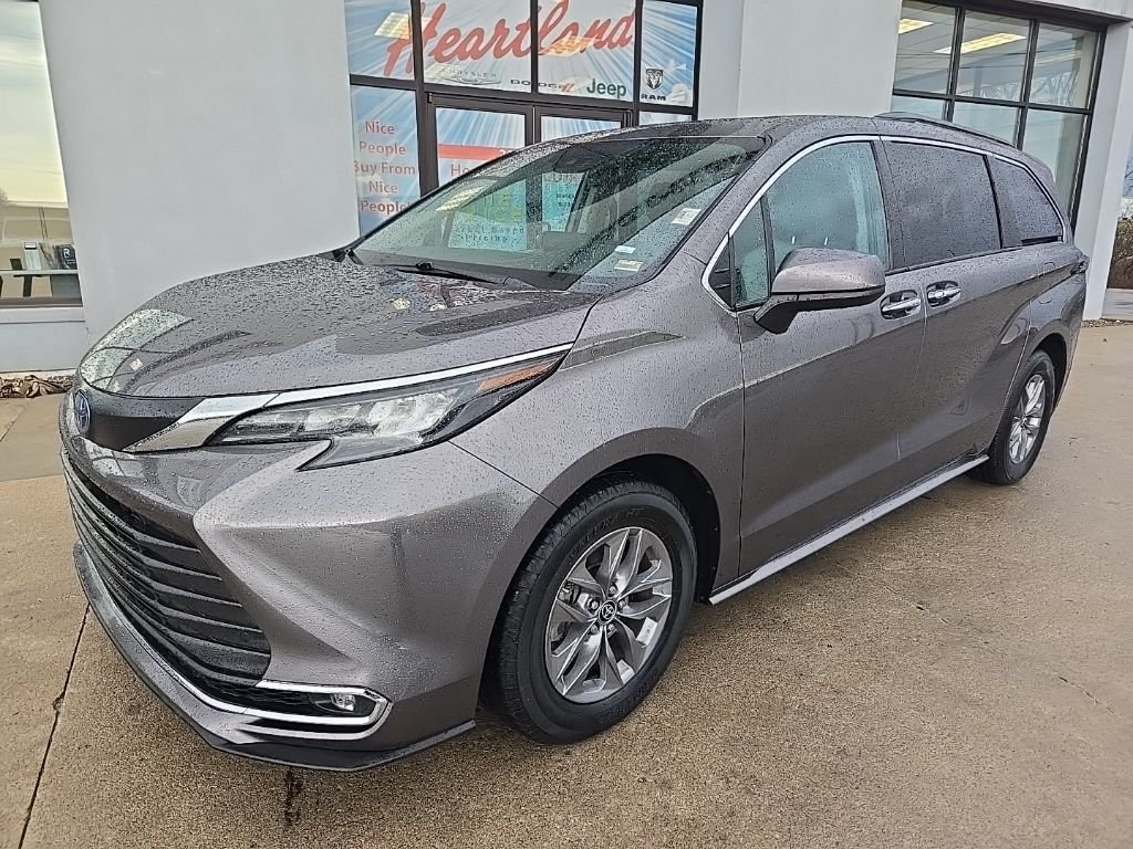 Used 2024 Toyota Sienna XLE with VIN 5TDYRKEC1RS193177 for sale in Kansas City