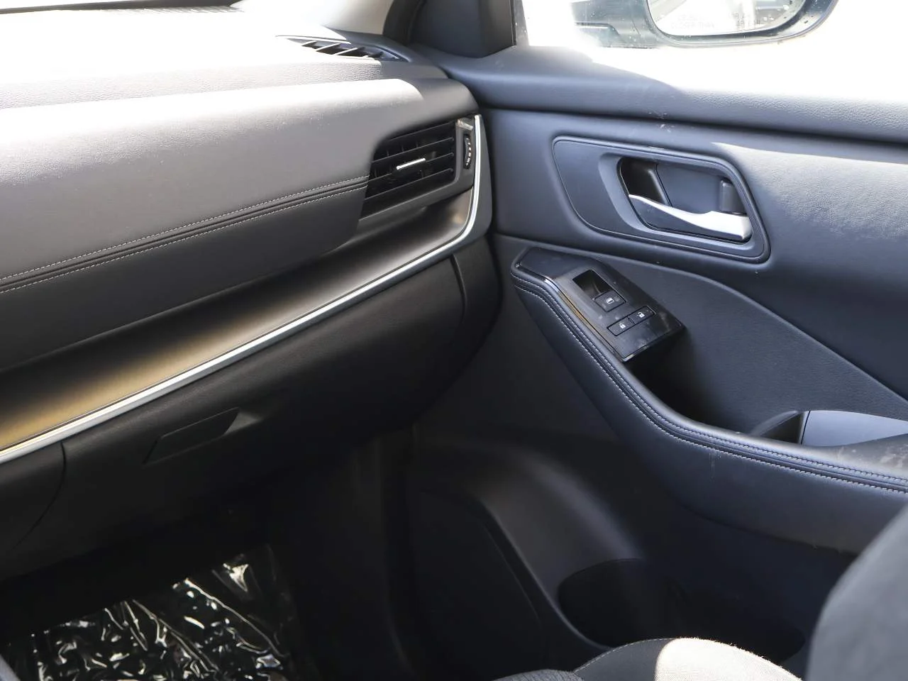 2025 Nissan Rogue SV - Photo 17