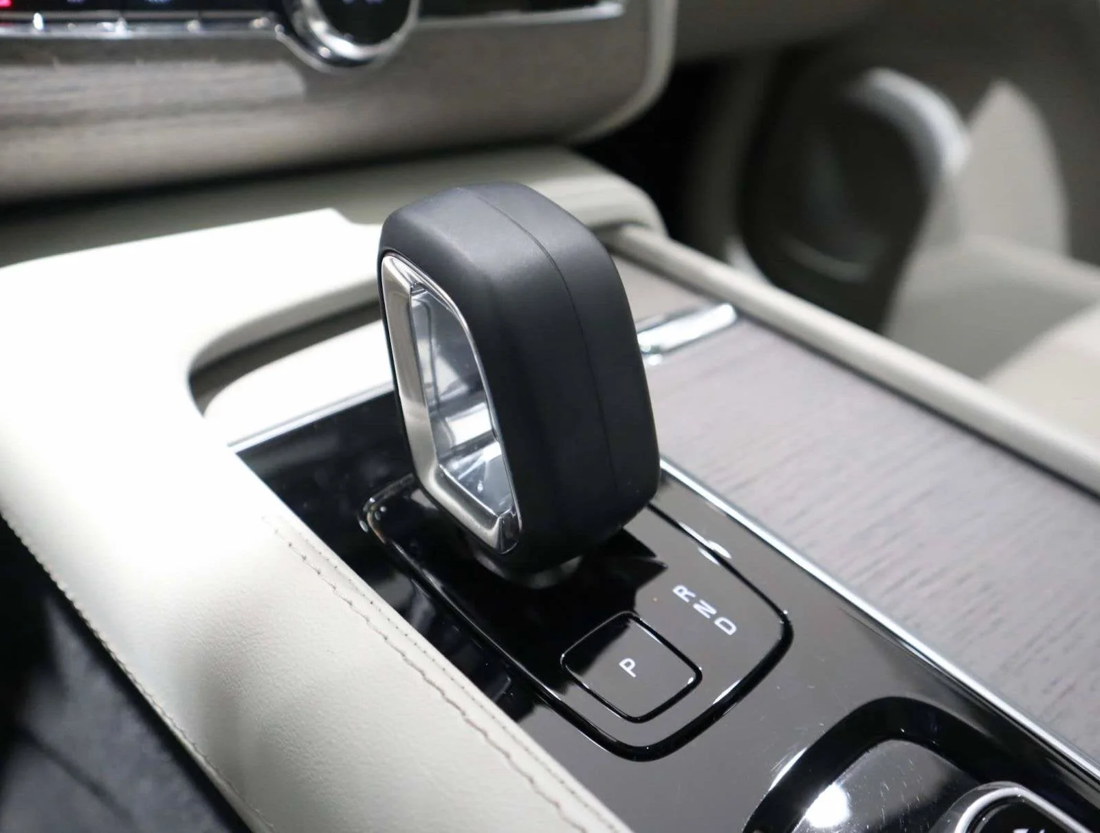 Used 2025 White Volvo Plus image 35