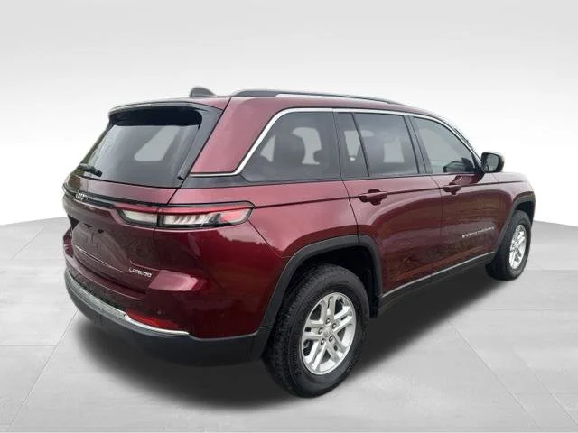 Used 2023 Red Jeep Laredo image 9