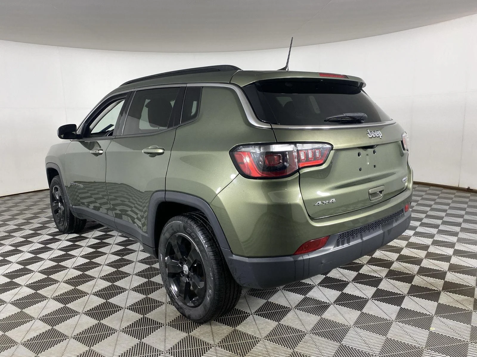 Used 2021 Olive Green Pearlcoat Jeep Latitude image 15