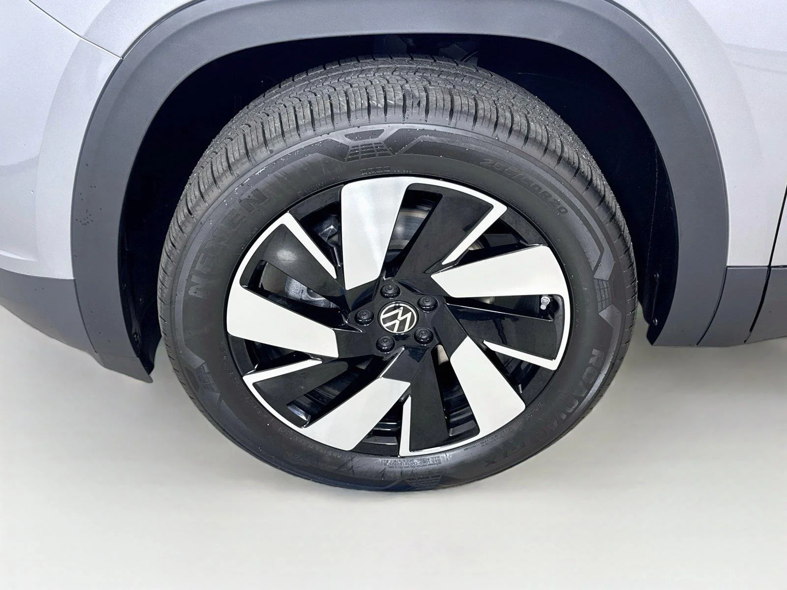 New 2026 Silver Mist Metallic Volkswagen 2.0T SE w/Technology image 29