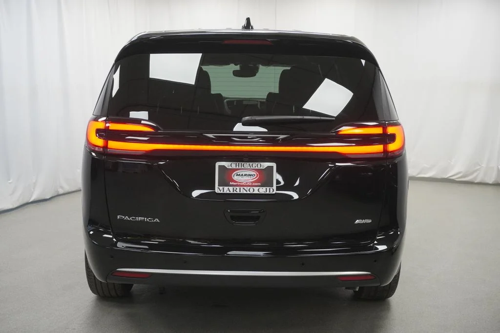 New 2027 Diamond Black Crystal Pearl-Coat Exterior Paint Chrysler Select image 10