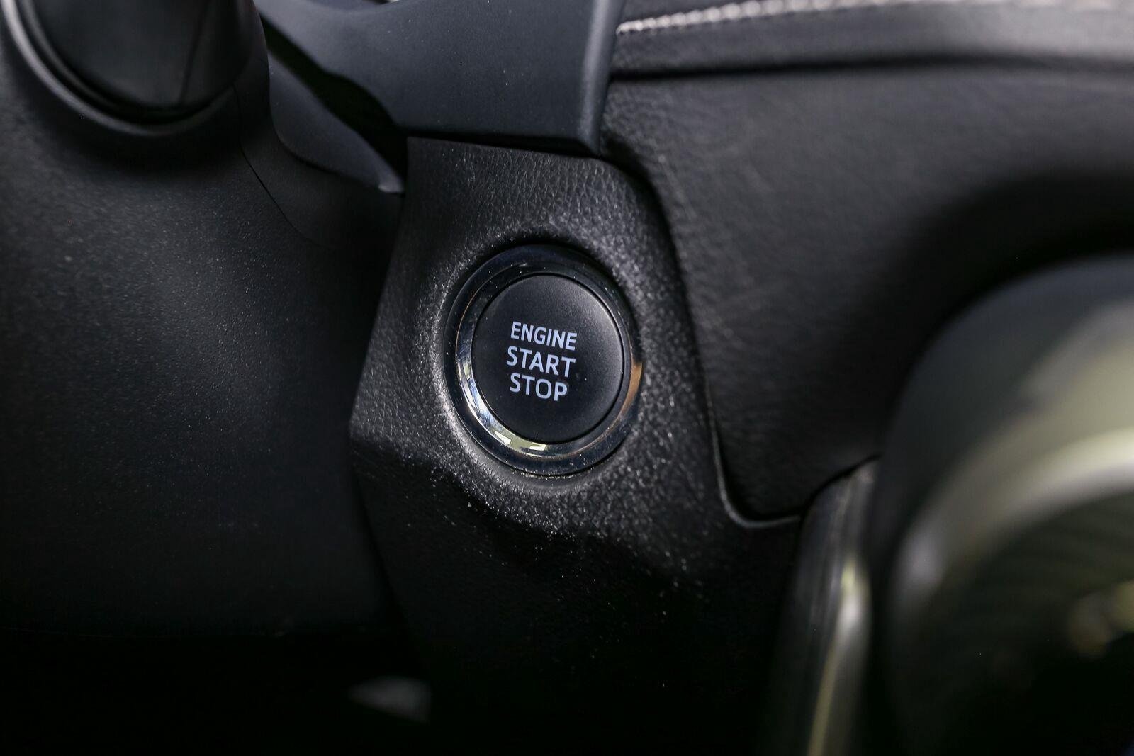 Used 2019 Super White Toyota XLE Premium image 31