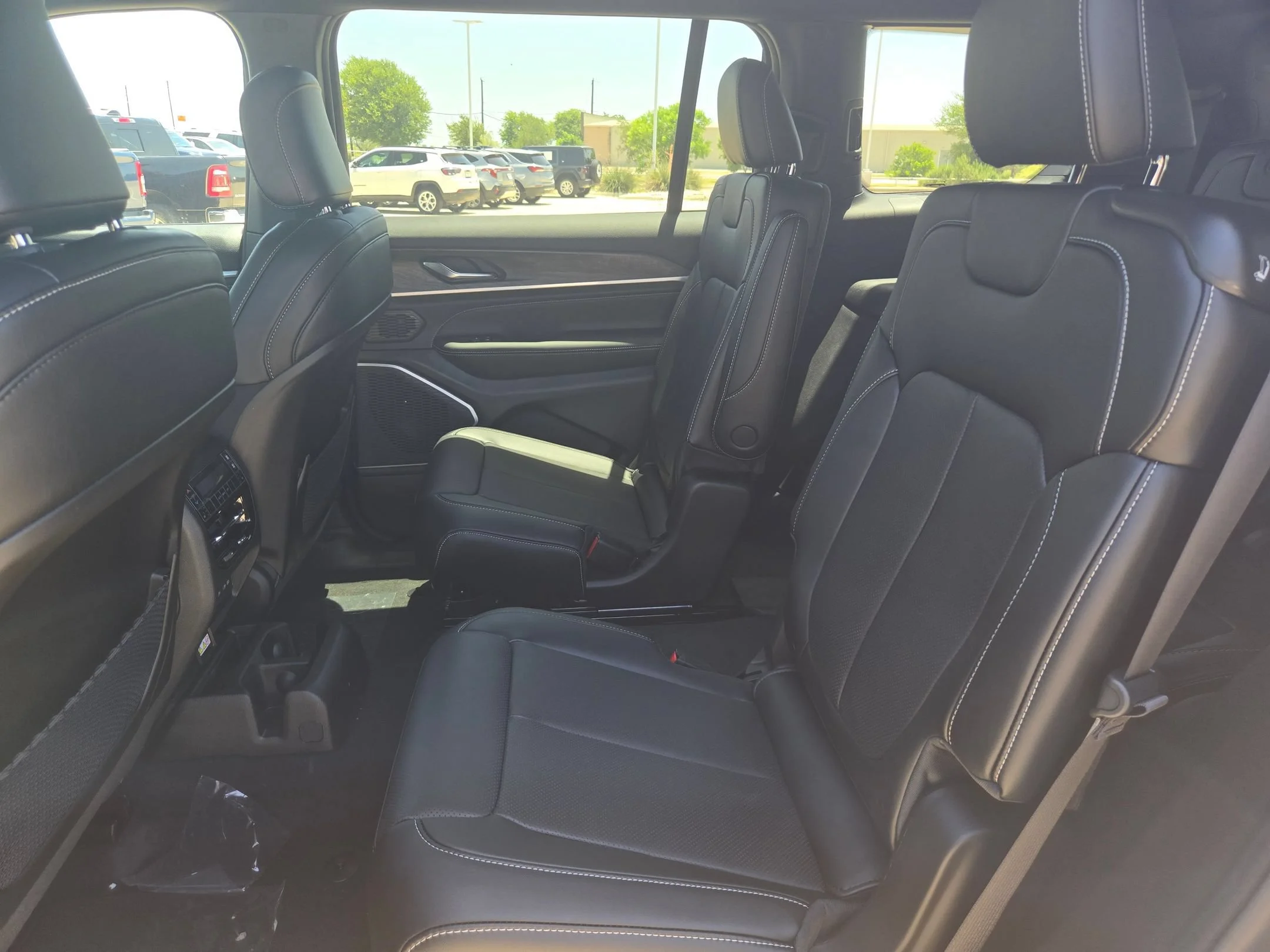 New 2026 Baltic Gray Metallic Clear-Coat Exterior Paint Jeep Limited Reserve image 13