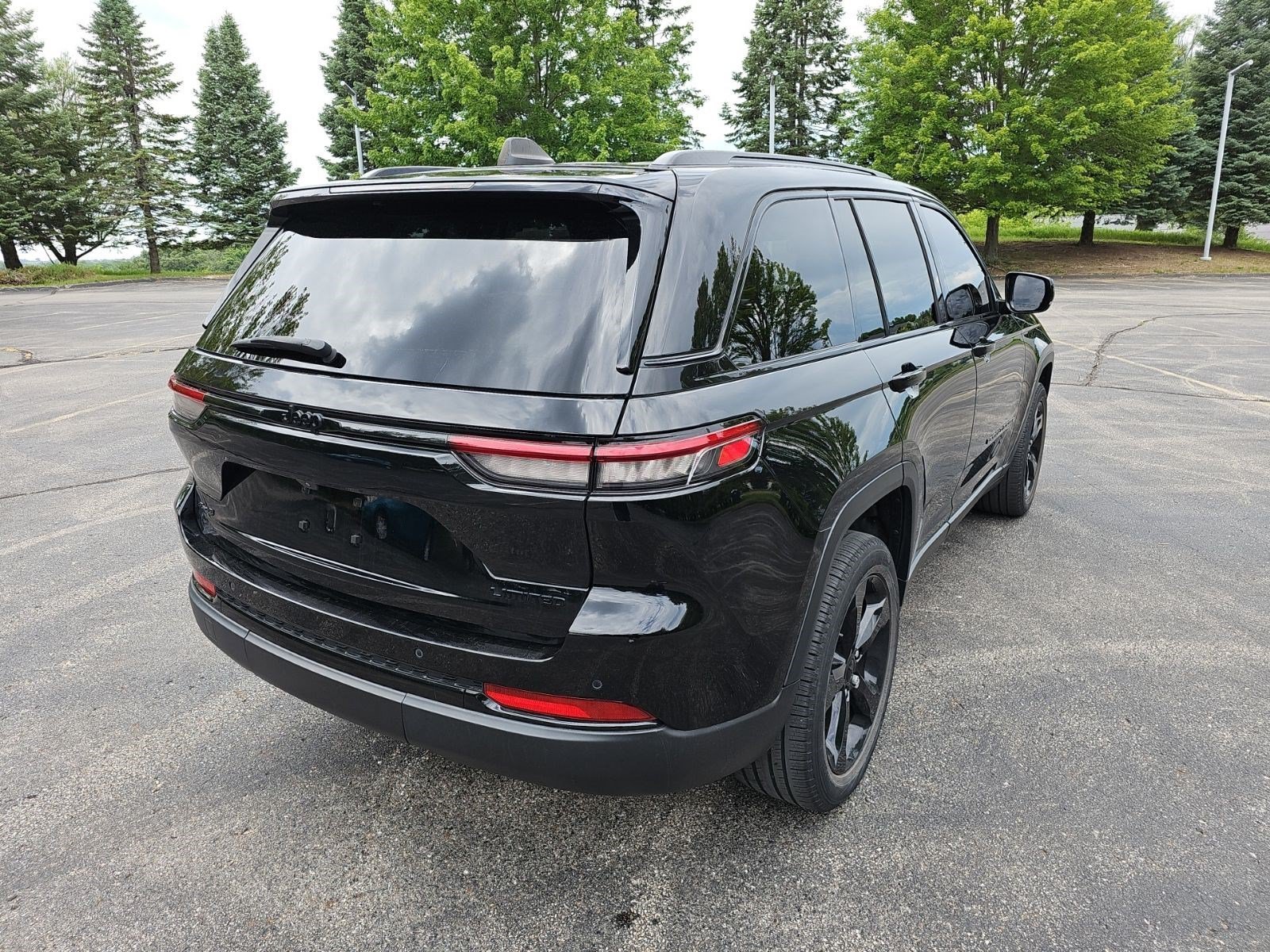 Certified Used 2023 Diamond Black Crystal Pearlcoat Jeep Limited image 5