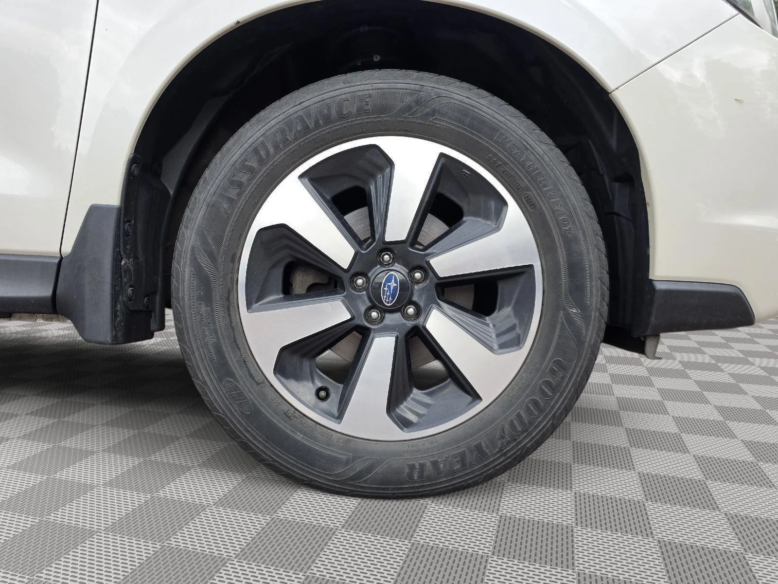 Used 2017 Crystal White Pearl Subaru Premium image 29