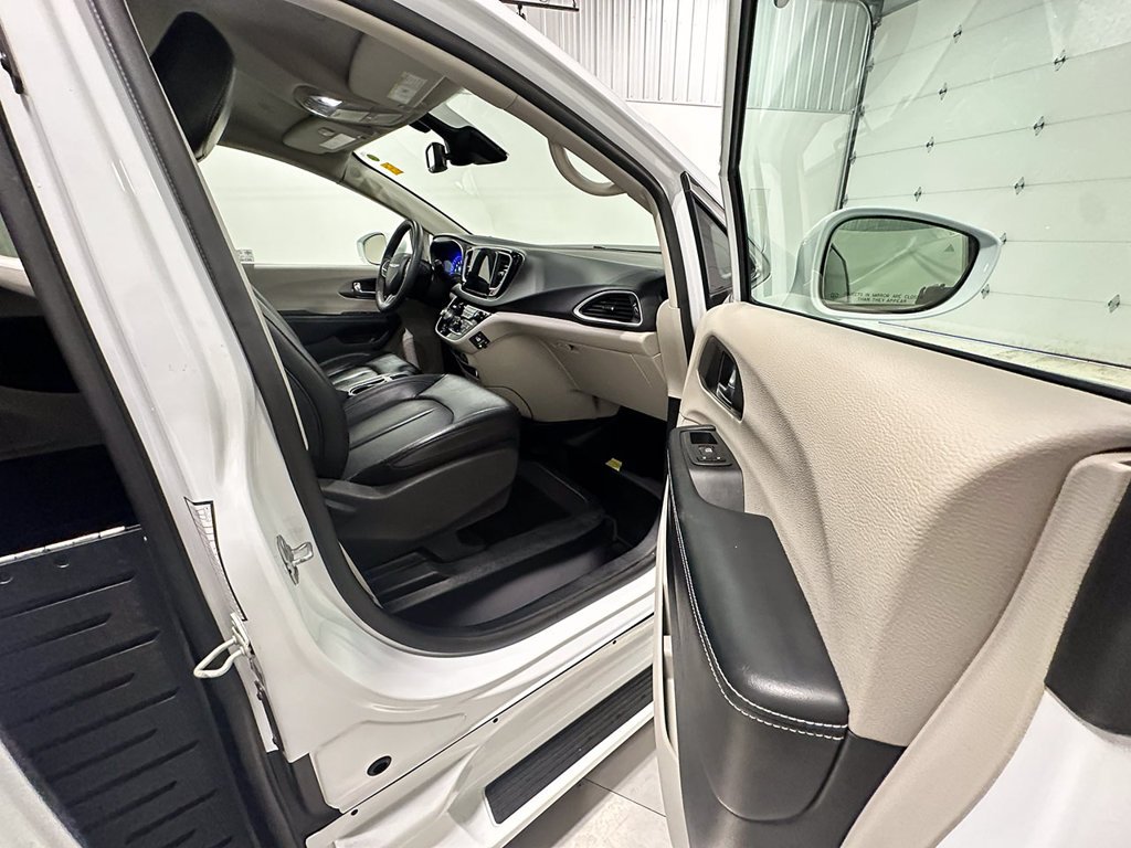 Used 2022 White Chrysler Wheelchair Accessible-Touring L image 24