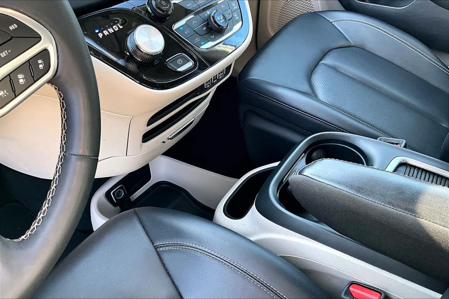 Used 2024 Silver Mist Clearcoat Chrysler Touring L image 15