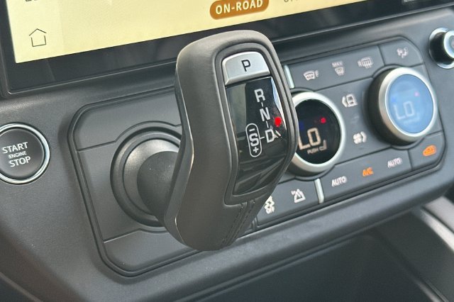 New 2026 Woolstone Green Land Rover X-Dynamic SE image 20
