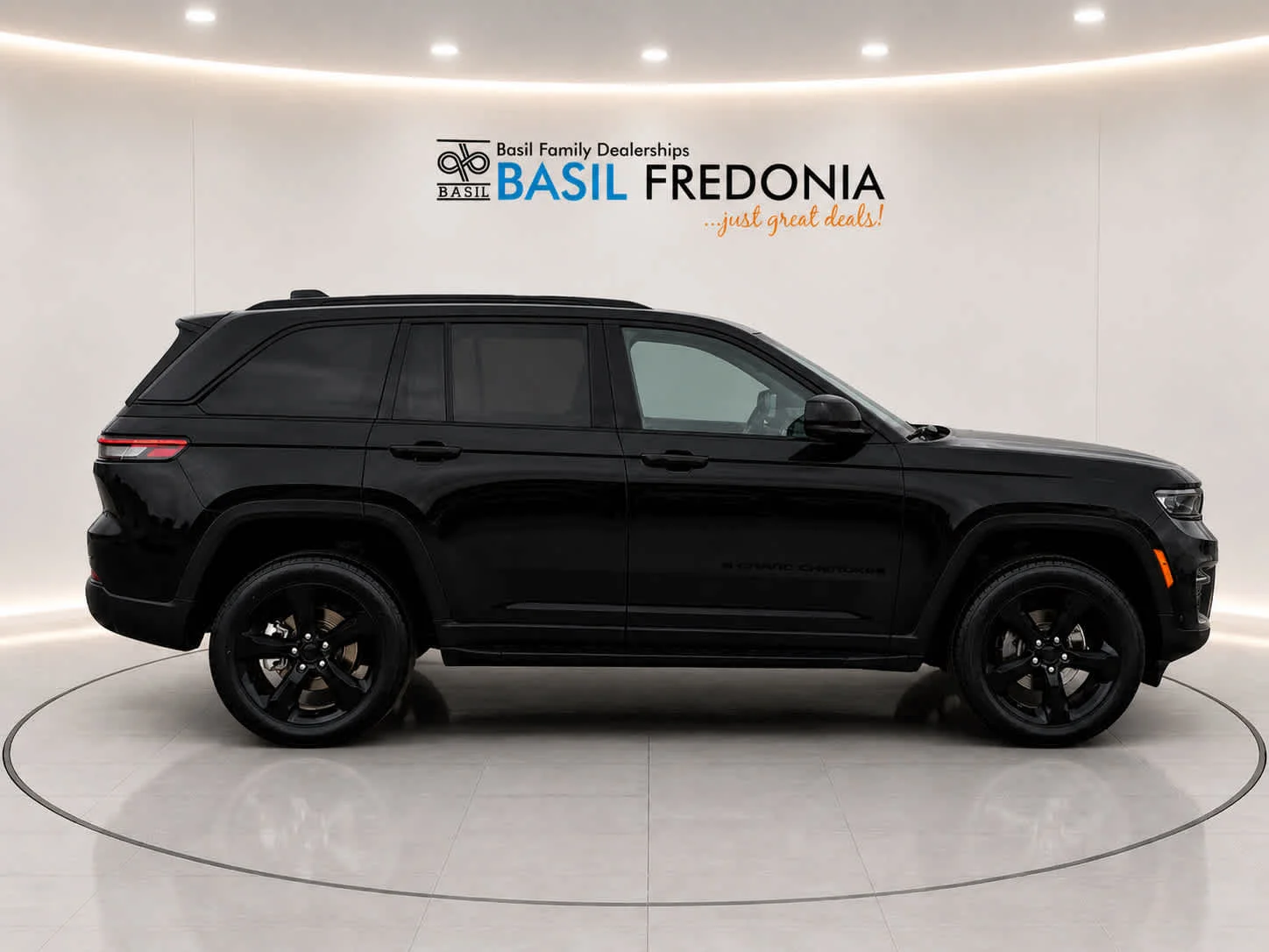 Used 2024 Diamond Black Crystal Pearl Jeep Limited image 10