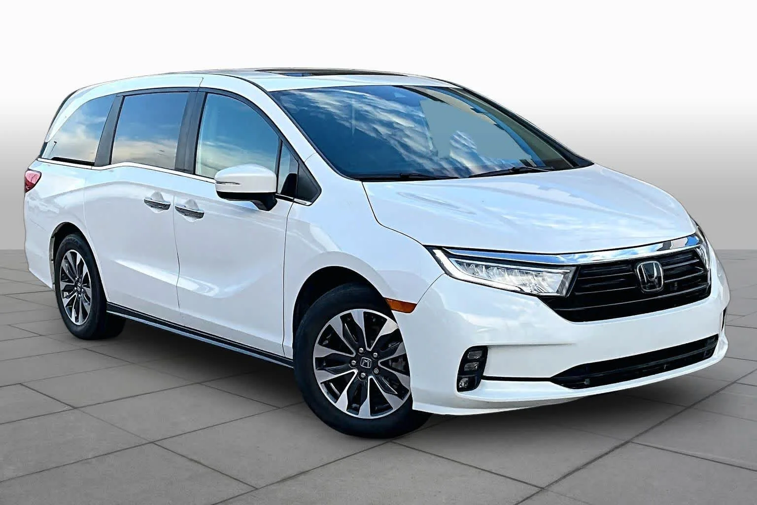 Used 2024 Platinum White Pearl Honda EX-L image 3