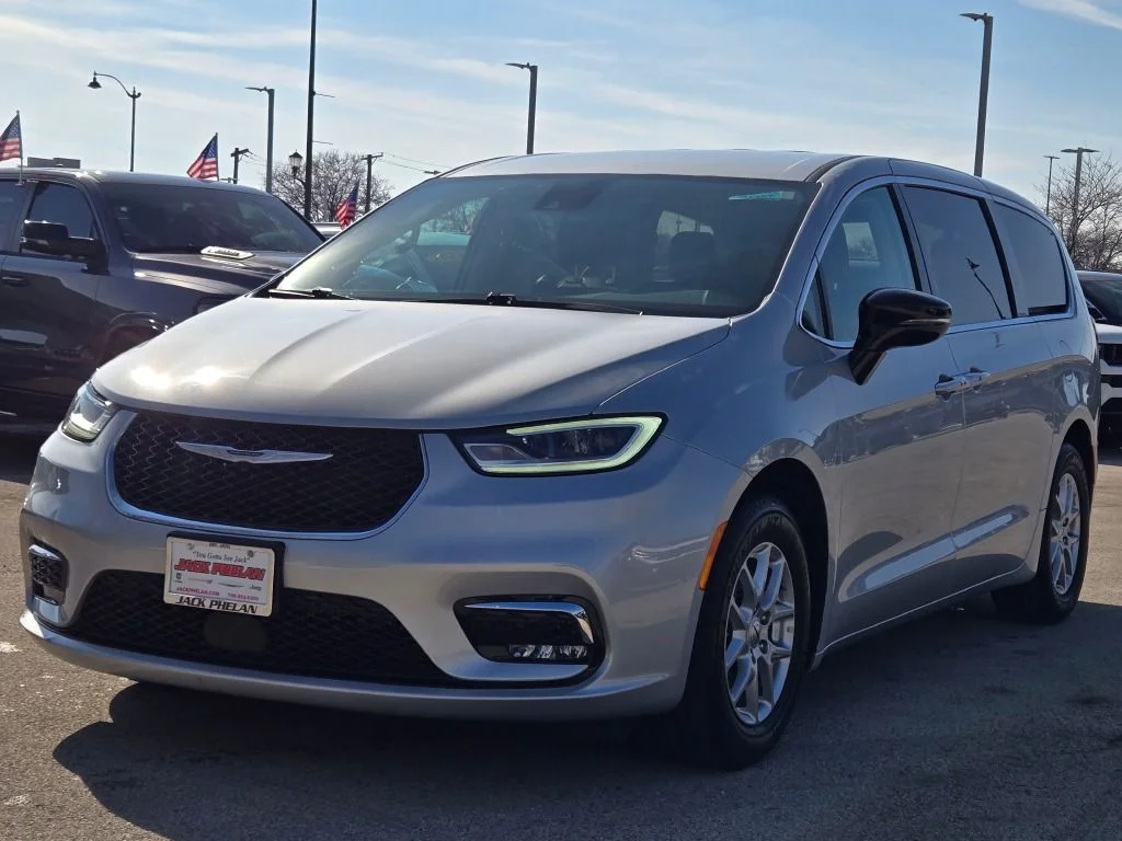 Used 2024 Silver Chrysler Touring L image 3