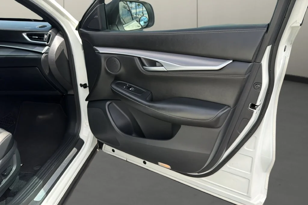 Used 2023 White INFINITI LUXE image 15