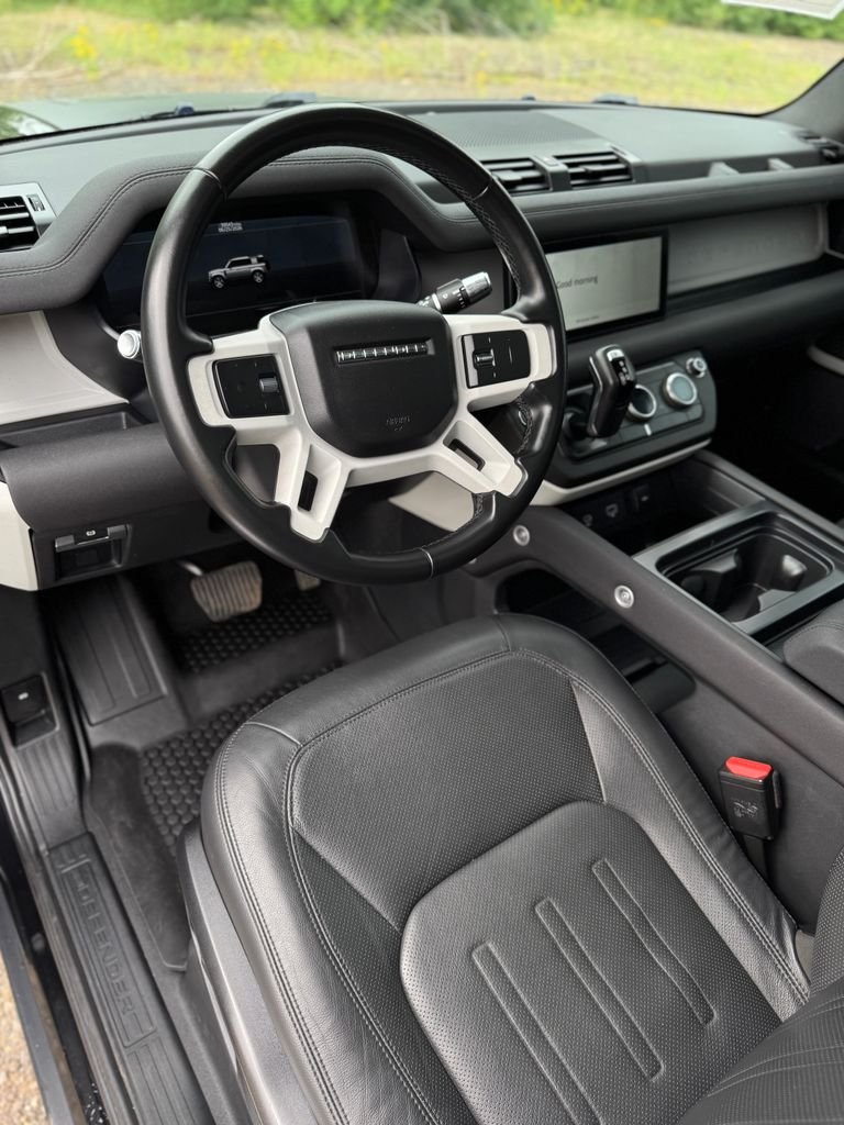 Used 2022 Santorini Black Metallic Land Rover SE image 29