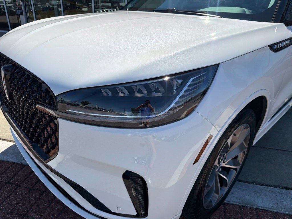 Used 2025 White Lincoln Premiere image 12