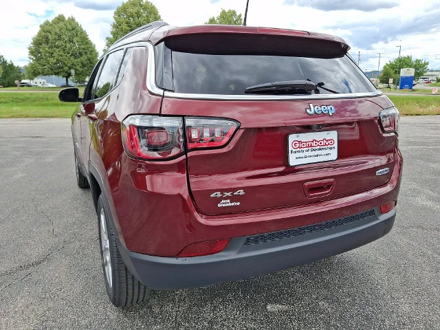 Used 2022 Red Jeep Latitude image 8