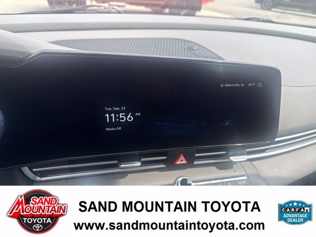 Used 2025 White Hyundai SEL Convenience image 21
